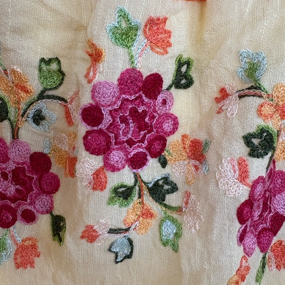 Chic Yellow Floral Embroidered Blouse - Picture 3 of 10